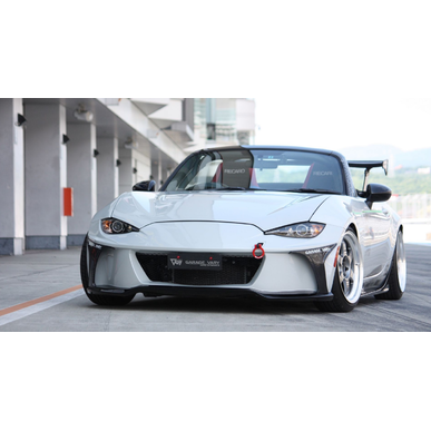 車のドレスアップを行う当店はロードスターにも対応します